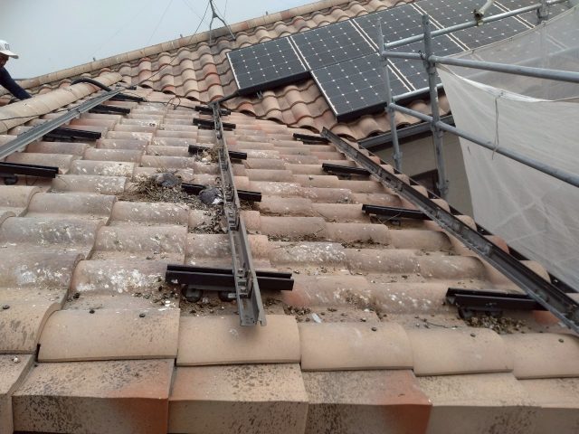 高松市で太陽光パネルを取り外しているところ